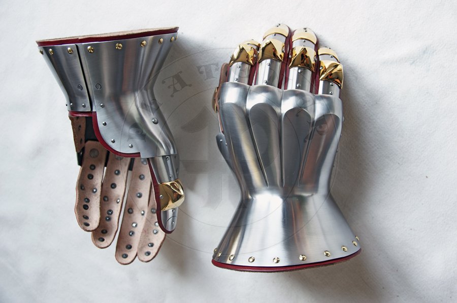Rkawice klepsydrowe wykonane ze stali redniowglowej, hartowane i odpusczane do 42 HRC. Kostki i paliczki palcw pokryte 24 karatowym zotem./Hourglass gauntlets made from medium carbon steel, heat hardened and tempered up to 42 HRC. Knuckles and fingertips covered in 24 karat gold.